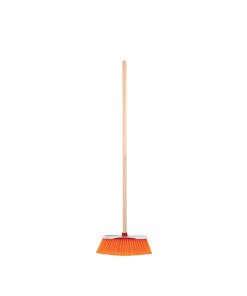 Escoba estándar cerdas de PET extra suaves, bastón de madera, diseñada para una limpieza profunda, KLINTEK, clave 57030.