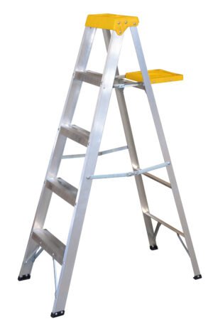 Escalera de tijera tipo III de aluminio y tapa plástica con 4 peldaños Surtek ET4