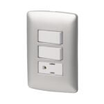 Placa Armada Volteck Italiana Contacto + 2 Interruptores Plata - Combinación Funcional con Elegancia Metálica (Clave 46474)
