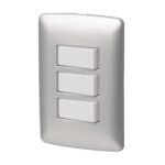 Placa armada Volteck 3 interruptores sencillos plata línea Italiana - Tecnología de conmutación triple para espacios modernos que integra control independiente con acabado metálico sofisticado (Clave 46482)