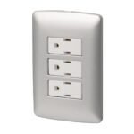 Placa armada Volteck 3 contactos aterrizados plata línea Italiana - Tecnología de alimentación múltiple para ambientes modernos que proporciona seguridad total con acabado metálico refinado (Clave 46476)