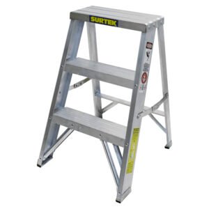 Escalera tipo taburete de aluminio con 2 peldaños Surtek TT2